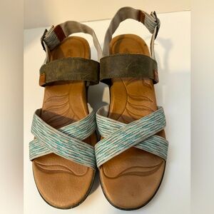 Keen size 9 Women’s Skyline wedge sandal.
